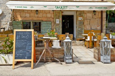 Hırvatistan 'ın Split kenti yakınlarındaki pek çok adadan biri olan Solta' da bir restoran.