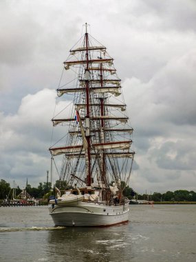 Limana giden tarihi gemi.