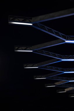 Aydınlatılmış metalik yapılar karanlık gökyüzüne karşı