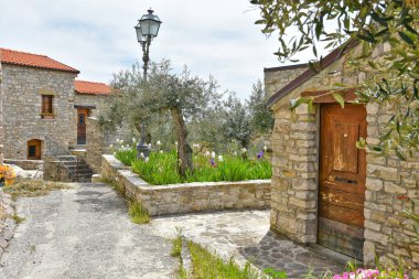 İtalya 'nın Molise bölgesindeki Macchiagodena' da dağlarla ve mavi gökyüzüyle taş bir caddenin güzel manzarası.