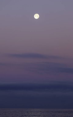 Dolunayın okyanus üzerindeki dikey görüntüsü.