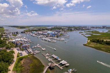 Wrightsville Sahili, Kuzey Carolina, Amerika Birleşik Devletleri limanında demirlemiş teknelerin hava görüntüsü.