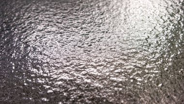 Güneş ışığıyla akan temiz nehir dokusu arka planı