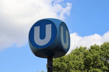 Şehrin sokak tabelası.