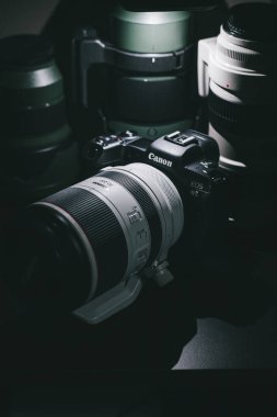 Bir Canon EOS R5. Diğer lenslerle çevrili 70 'lik bir 200 mm lens.
