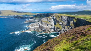 Uçurumlar ve İrlanda 'da Atlantik Okyanusu olan güzel bir manzara.