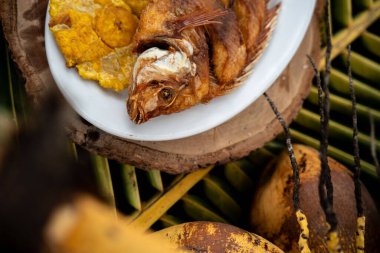 Tahta bir tabakta pişmiş balık cesedinin üst görüntüsü.
