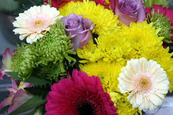 Zbliżenie Ujęcie Pięknego Kolorowego Bukietu Kwiatów Jasnym Świetle — Zdjęcie stockowe