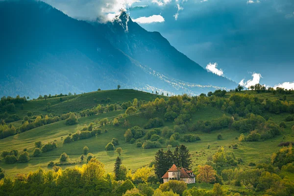 Bellissimo Paesaggio Estivo Con Una Piccola Casa Nella Verde Valle — Foto Stock