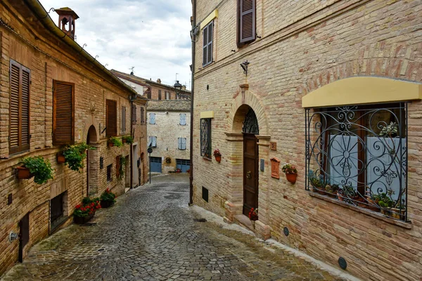 马切街意大利马切地区中世纪城镇蒙特科萨罗的老房子之间的一条狭窄的街道 — 图库照片