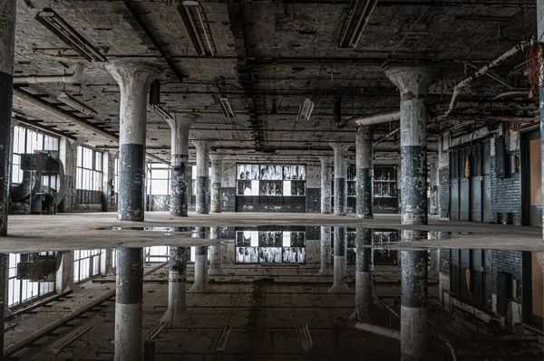 Reflejo Antigua Sala Abandonada Superficie Del Agua —  Fotos de Stock