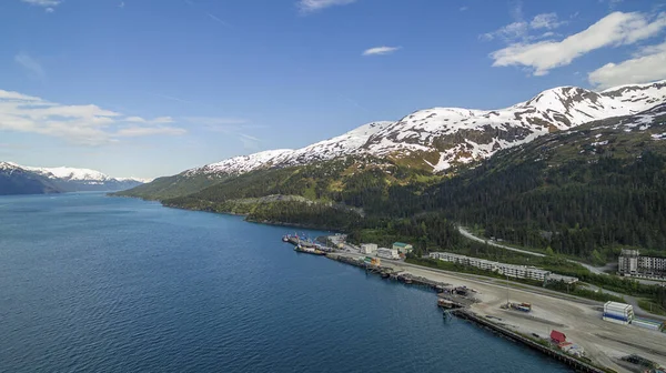 Una Vista Aérea Del Puerto Whittier Alaska Con Crucero Distancia — Foto de Stock