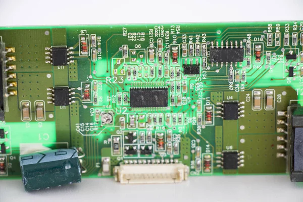 Detailní Záběr Elektronické Zelené Desky Procesorovými Mikročipy Bílém Pozadí — Stock fotografie