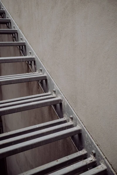 Eine Vertikale Aufnahme Einer Metalltreppe Gegen Die Wand — Stockfoto