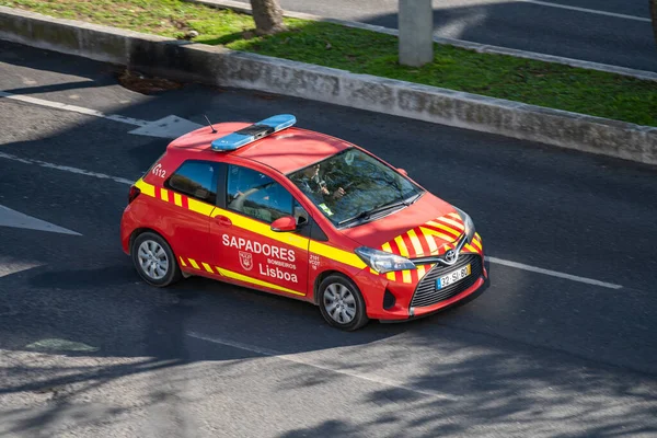 Veículo Emergência Bombeiros Que Conduzem Rua Lisboa Portugal — Fotografia de Stock