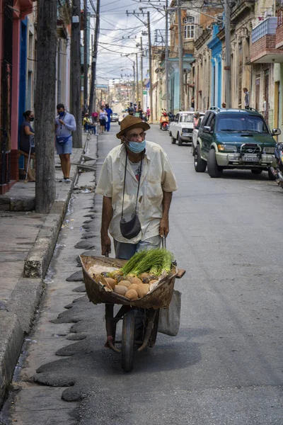 Matanzas Küba Eski Bir Arabayla Meyve Sebze Taşıyan Bir Adamın — Stok fotoğraf