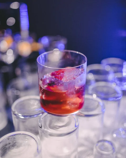 Eine Vertikale Nahaufnahme Eines Minimalistischen Roten Cocktailgetränks Das Auf Umgedrehten — Stockfoto