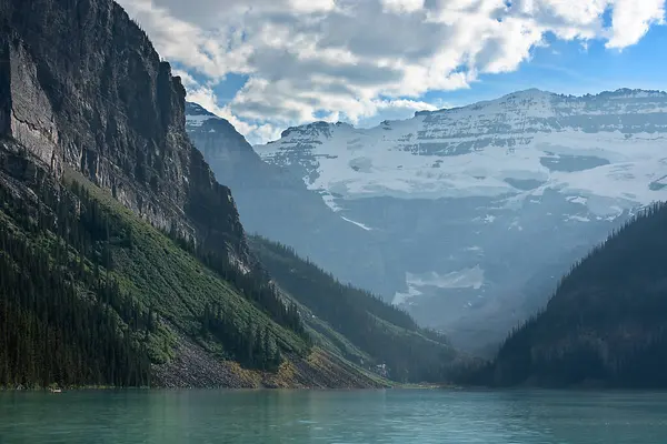 Una Vista Panorámica Lago Que Refleja Montañas Rocosas Cubiertas Pinos — Foto de Stock