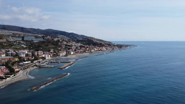 Riva del Garda, İtalya 'da deniz manzarası ve binalar