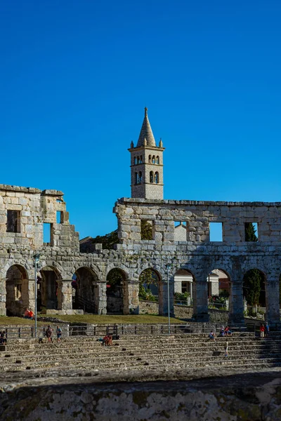 Vertikální Snímek Krásné Architektury Pula Arény Kostelní Věží Pozadí Chorvatsku — Stock fotografie