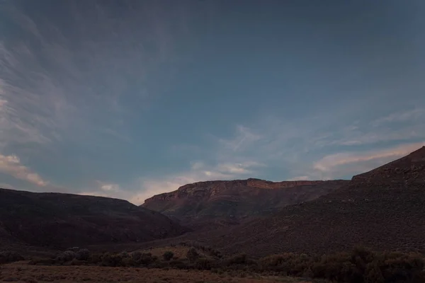 南アフリカの暗い夕焼け空の下で美しい山の風景 — ストック写真