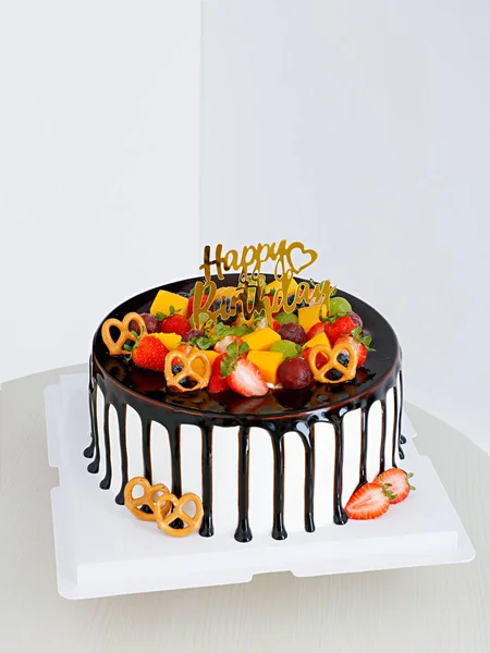 Bolo Com Xarope Chocolate Frutas Sinal Aniversário Feliz Uma Mesa — Fotografia de Stock