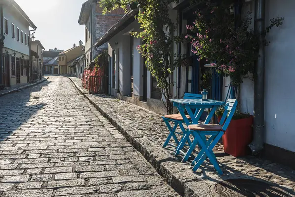 Uma Bela Vista Cadeiras Madeira Azuis Uma Mesa Café Livre — Fotografia de Stock