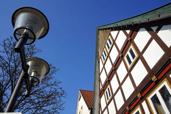 Vue Angle Bas Bâtiment Colombages Une Lampe Contre Ciel Bleu — Photo