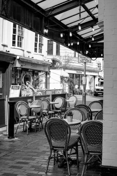 Grayscale Shot Restaurant Table Chairs Brighton United Kingdom Ceiling Lamps — Stock Photo, Image