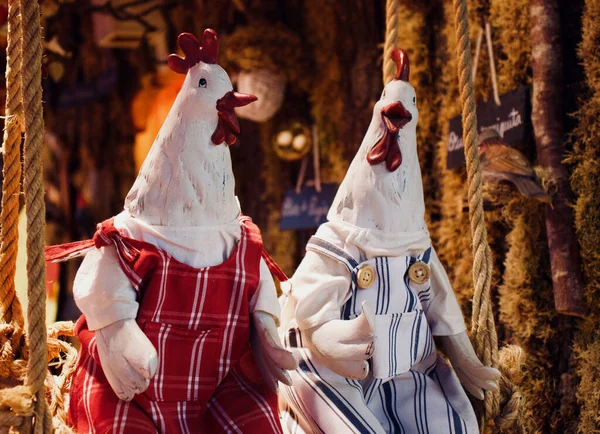 狂欢节那天 街上穿着节日鸡衣的人 — 图库照片
