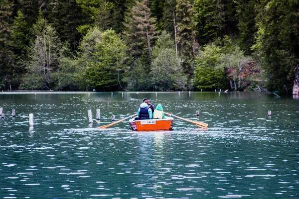 Group People Sailing Boat Red Lake Romania — Stock Photo, Image