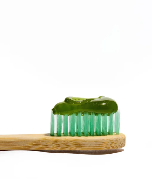 Zbliżenie Zdjęcie Bambusowej Szczoteczki Zębów Miętową Zieloną Szczeciną Pastą Zębów — Zdjęcie stockowe