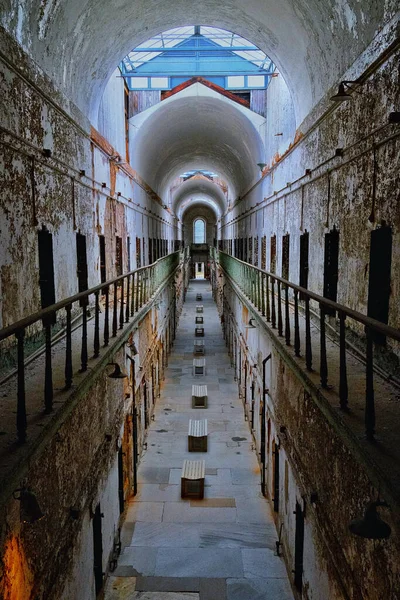 ペンシルベニア州フィラデルフィアの元アメリカ人刑務所イースタン州立刑務所の垂直ショット — ストック写真