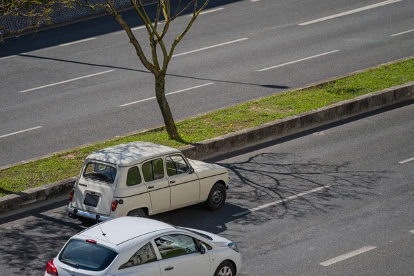 Tarihi Renault 1961 Lizbon Portekiz Sokaklarındaki Manzaralı Bir Çekimi — Stok fotoğraf