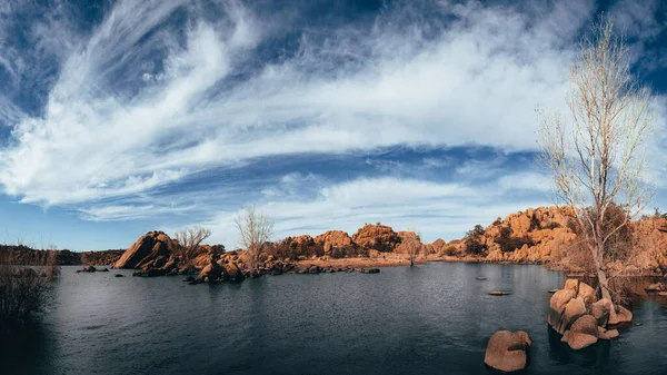Naturalny Widok Watson Jezioro Prescott Arizona Pod Wispy Niebo — Zdjęcie stockowe