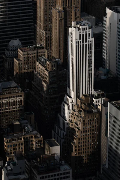 城市建筑物和摩天大楼顶部的垂直截图 — 图库照片