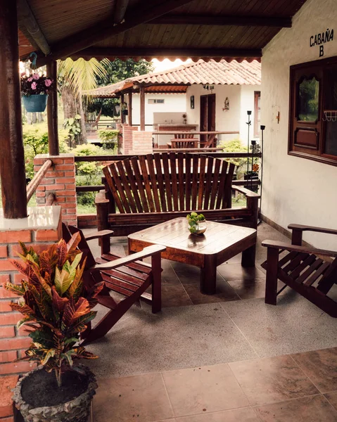 Plano Vertical Hermoso Porche Una Casa Con Mesa Madera Sillas — Foto de Stock