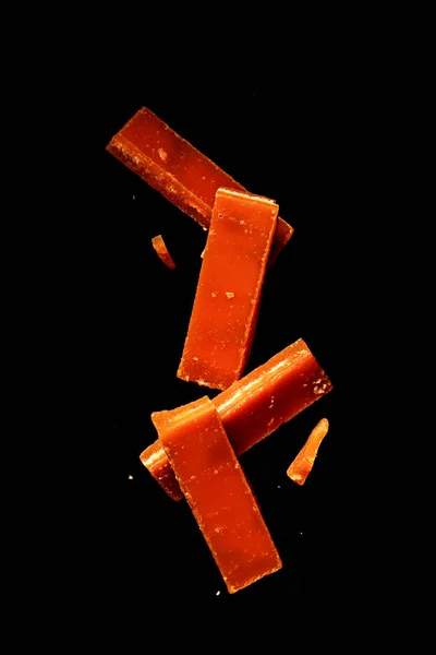 Vertical Closeup Toffee Caramel Sticks Dropping Dark Background — Stock Photo, Image