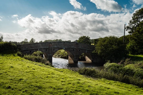 Μια Γέφυρα Πάνω Από Ένα Αγροτικό Ποτάμι Μια Ηλιόλουστη Μέρα — Φωτογραφία Αρχείου