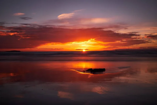 Una Vista Panorámica Puesta Del Sol Sobre Cuerpo Agua Con — Foto de Stock