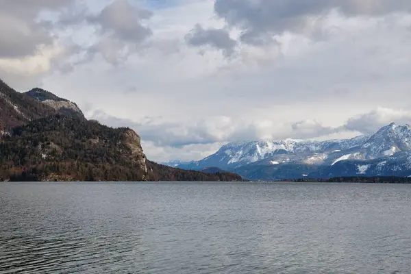 Malebný Výhled Jezero Wolfgangsee Rakousku Obklopeno Horami Zamračeném Pozadí Oblohy — Stock fotografie