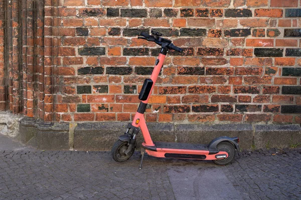Uma Scooter Elétrica Rosa Estacionada Lado Uma Parede Tijolo — Fotografia de Stock