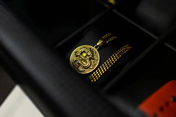 Detailní Záběr Zlatého Přívěsku Řetízku Čínským Drakem Něm Elegantní Černé — Stock fotografie
