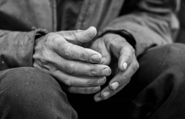 Yaşlı Bir Adamın Kirli Ellerinin Siyah Beyaz Bir Fotoğrafı — Stok fotoğraf