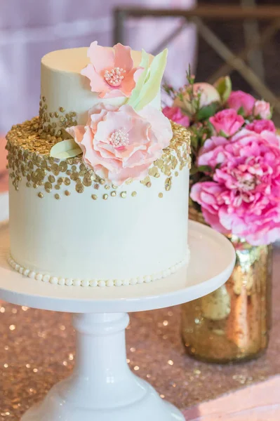 Крупный План Маленького Ярусного Свадебного Торта Золотыми Блестками Съедобными Цветами — стоковое фото