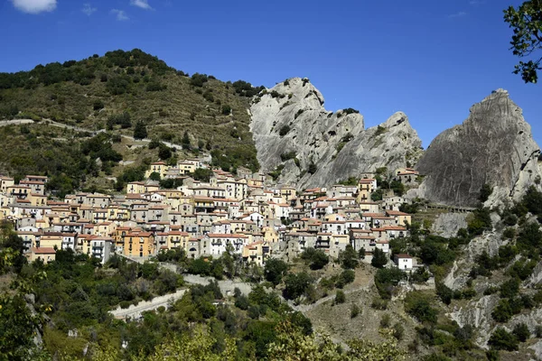 Vesnice Castelmezzano Potenze Itálie Vysokými Skalami Zelenými Kopci Pod Jasnou — Stock fotografie