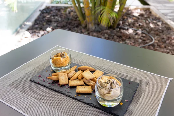Angle Shot Some Ice Cream Crackers Black Tray Table — Stock Photo, Image
