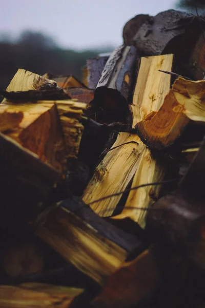 Een Verticaal Schot Van Gehakt Brandhout — Stockfoto