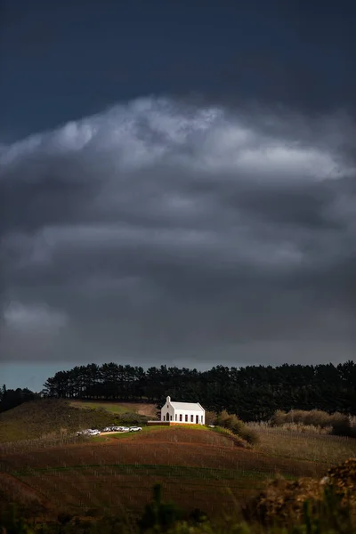 Vertikální Záběr Kostela Údolí Pod Ponurým Nebem Kapském Městě Jižní — Stock fotografie