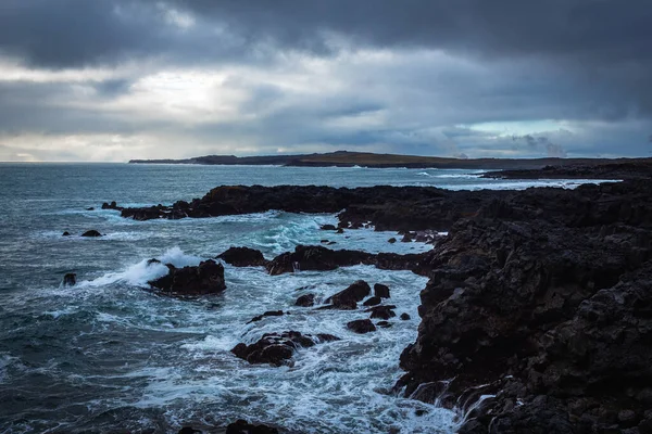 Den Molniga Dystra Himlen Över Brimketill Lavastenen Island Kvällen — Stockfoto